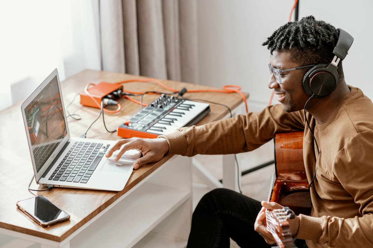 Musicien en studio avec ordinateur