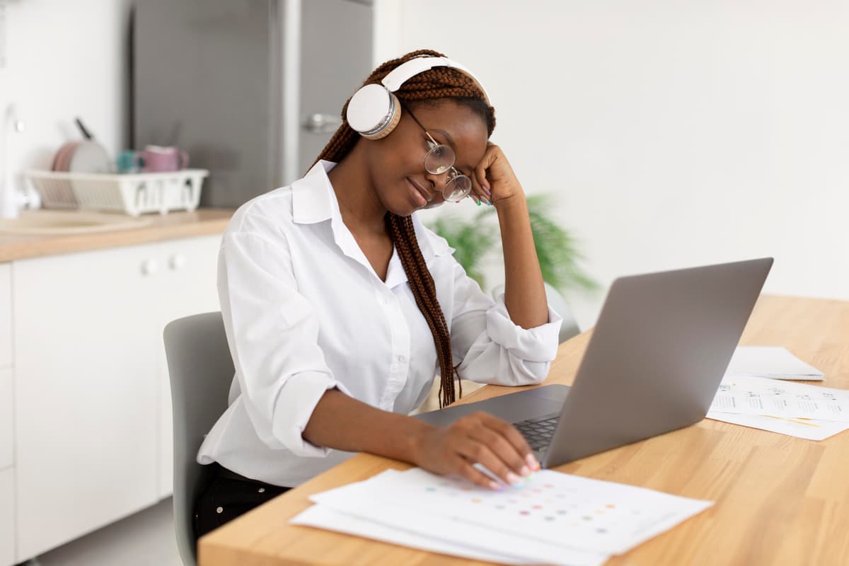 Femme travaillant avec casque audio